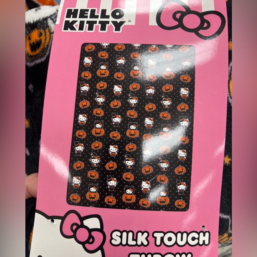 HELLO KITTY HALLOWEEN SILK TOUCH THROW.BRAND NEW. 50 Inch X 70 Inch